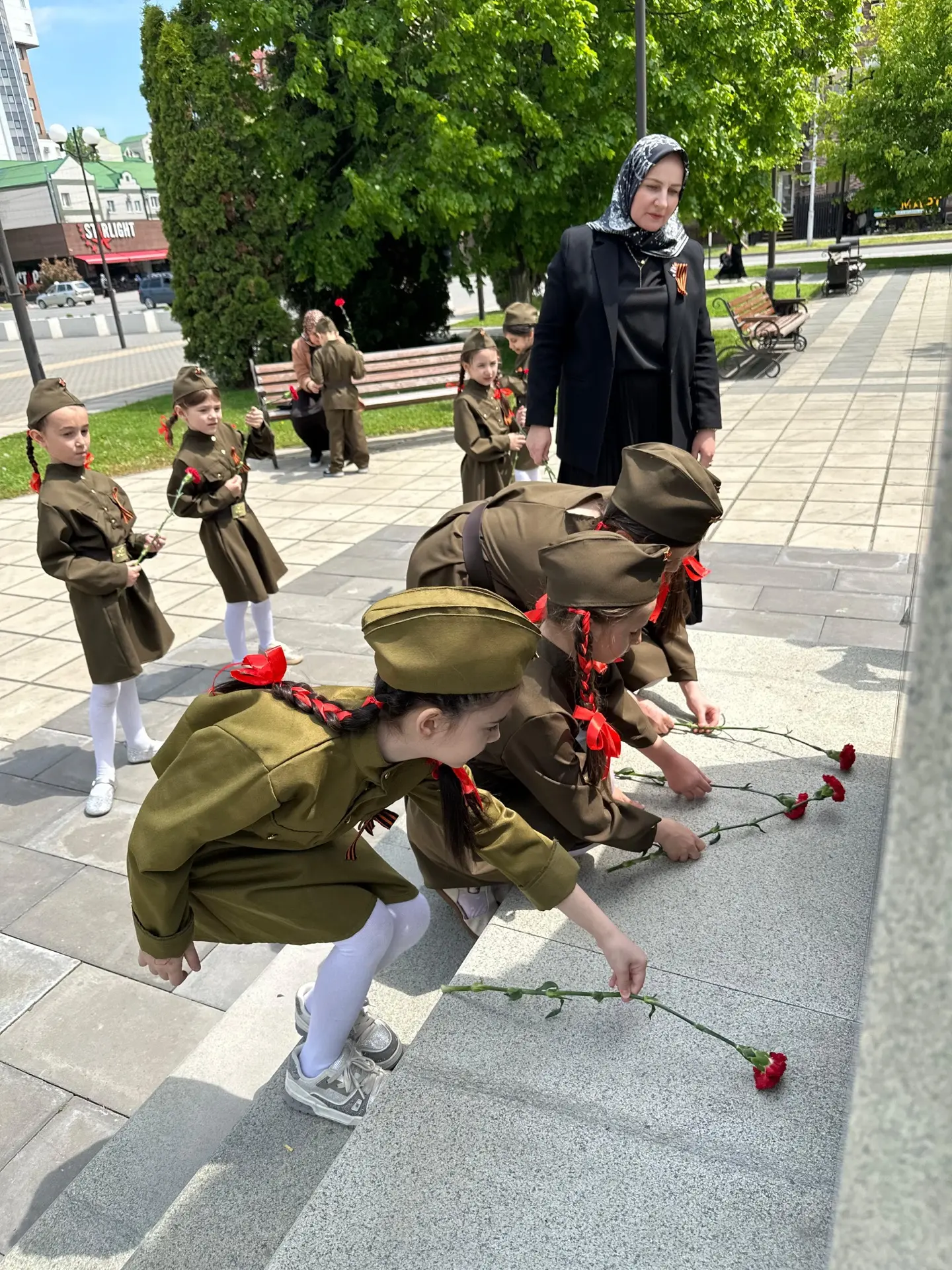 🇷🇺 Память живёт в сердцах самых юных  В преддверии великого Дня Победы первоклассники вместе со свои
