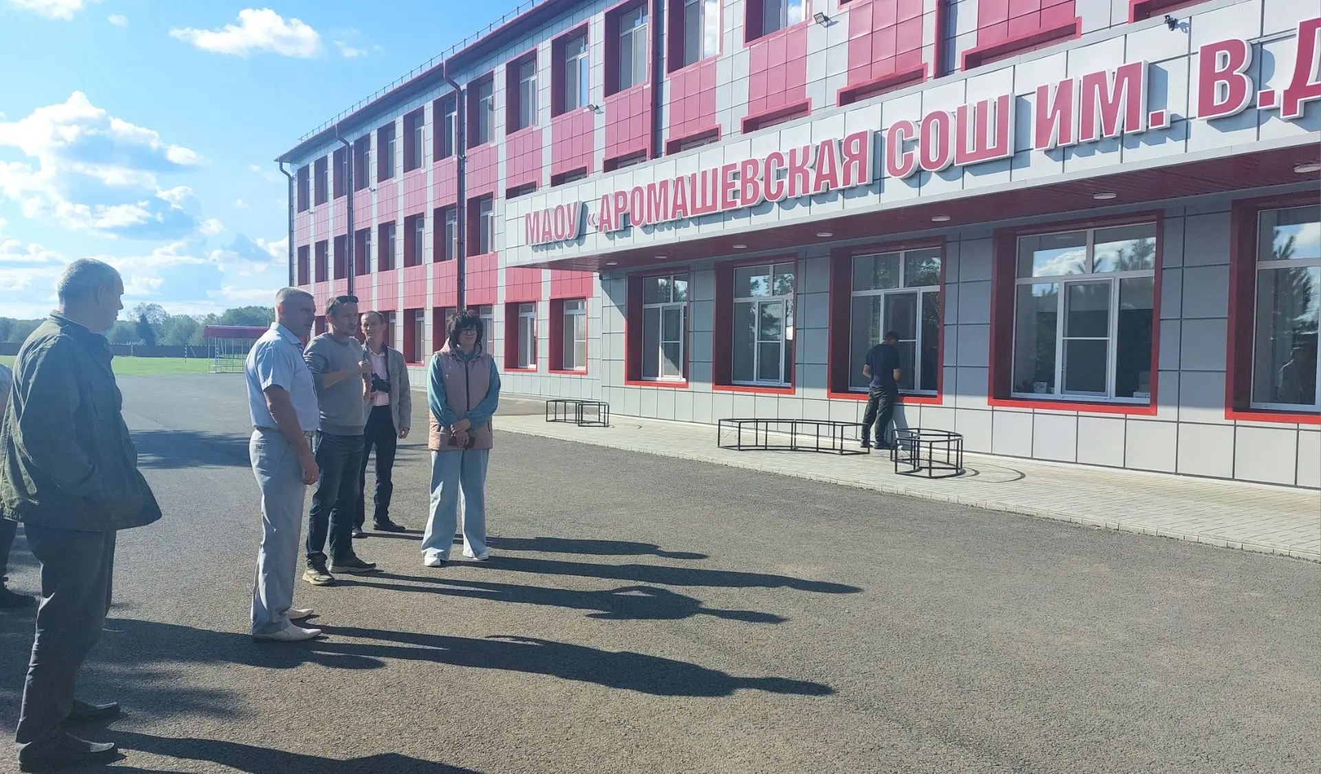 Осмотрел территорию начальной школы по адресу: ул. Декабристов,12. Директор МАОУ «Арома...