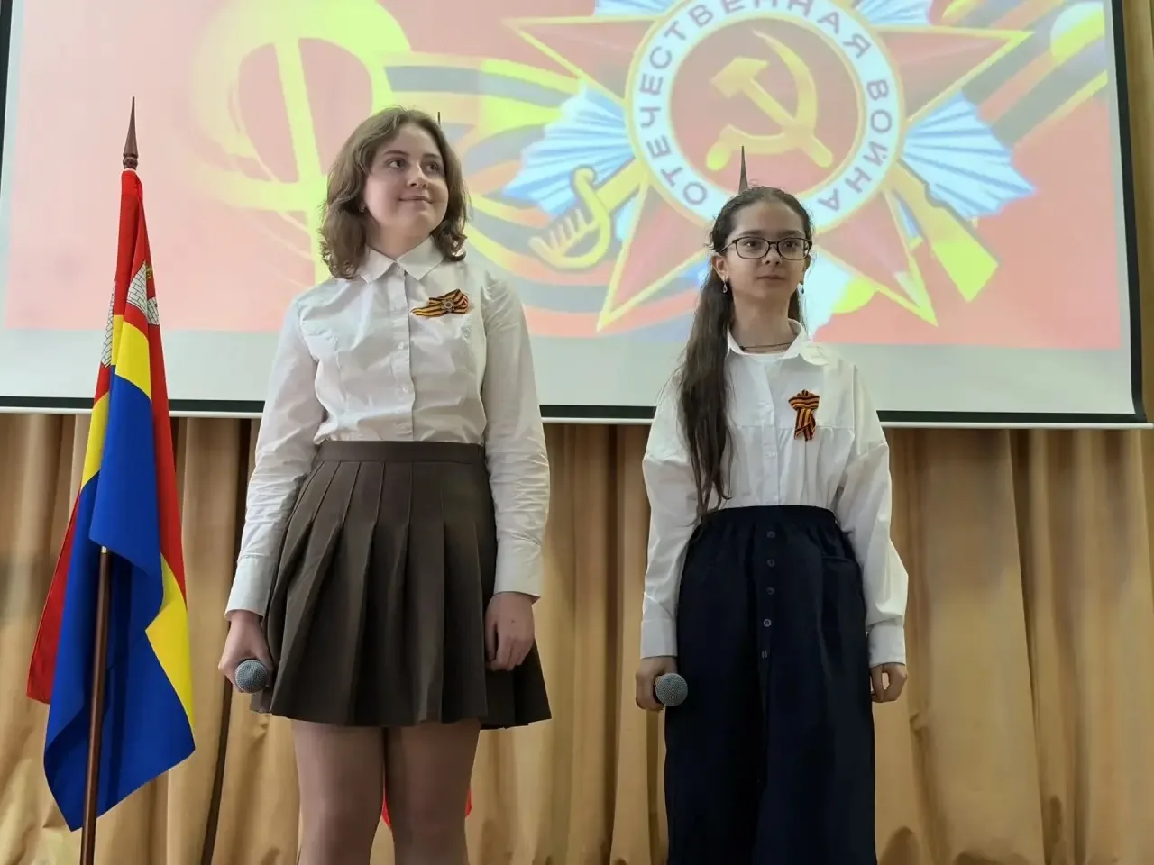 🕊 В преддверии Дня Победы в нашей школе прошёл памятный концерт. Ученики и учителя исполнили: •песни