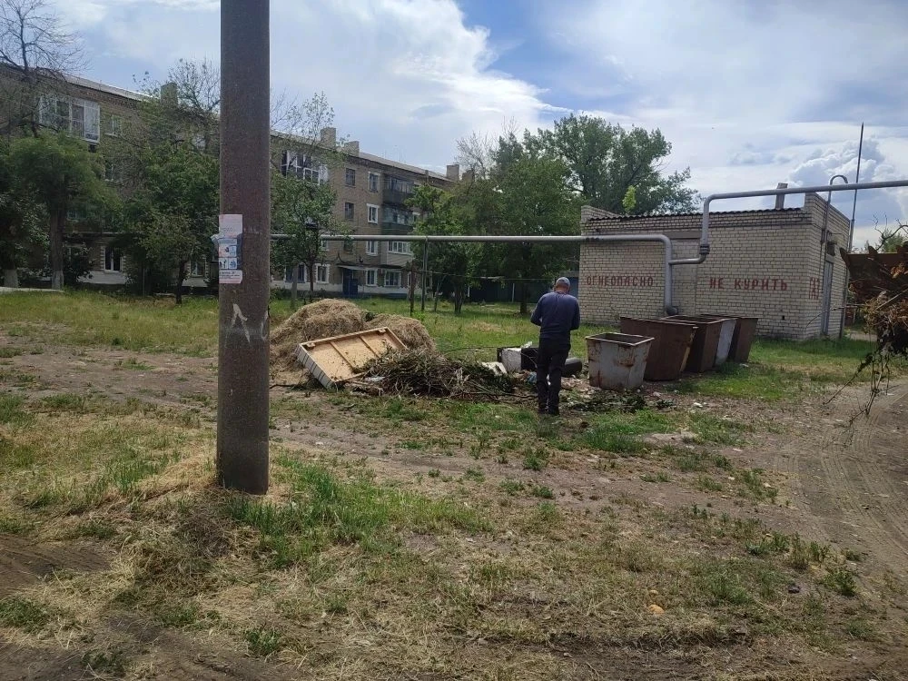 Коммунальные службы города проводят уборку общественных пространств

👷Сотрудники МУП «ЖЭК» города Р