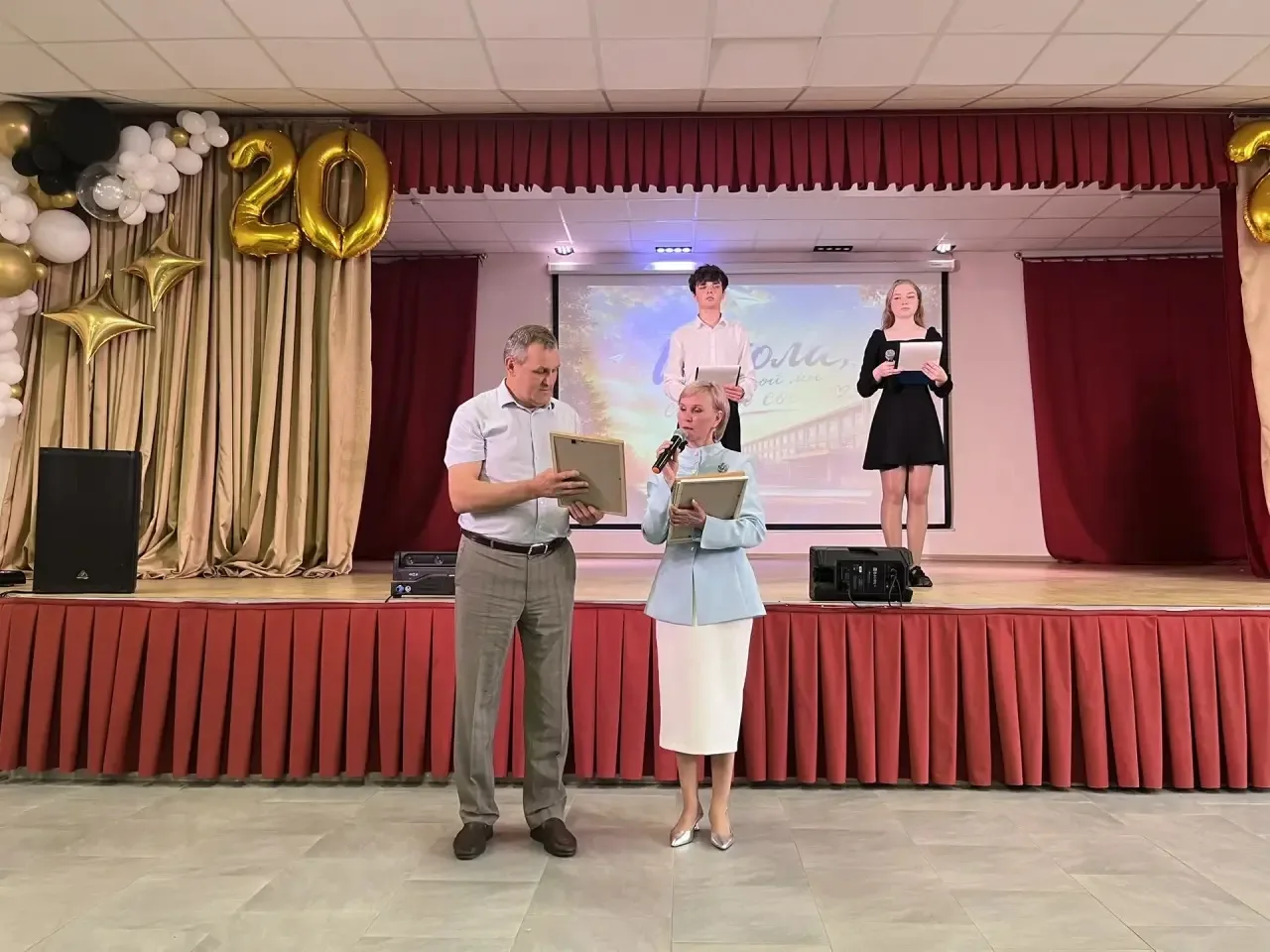 🔔 Время лететь в большую жизнь: Последний звонок для 11-классников!  Сегодня в стенах нашей школы пр
