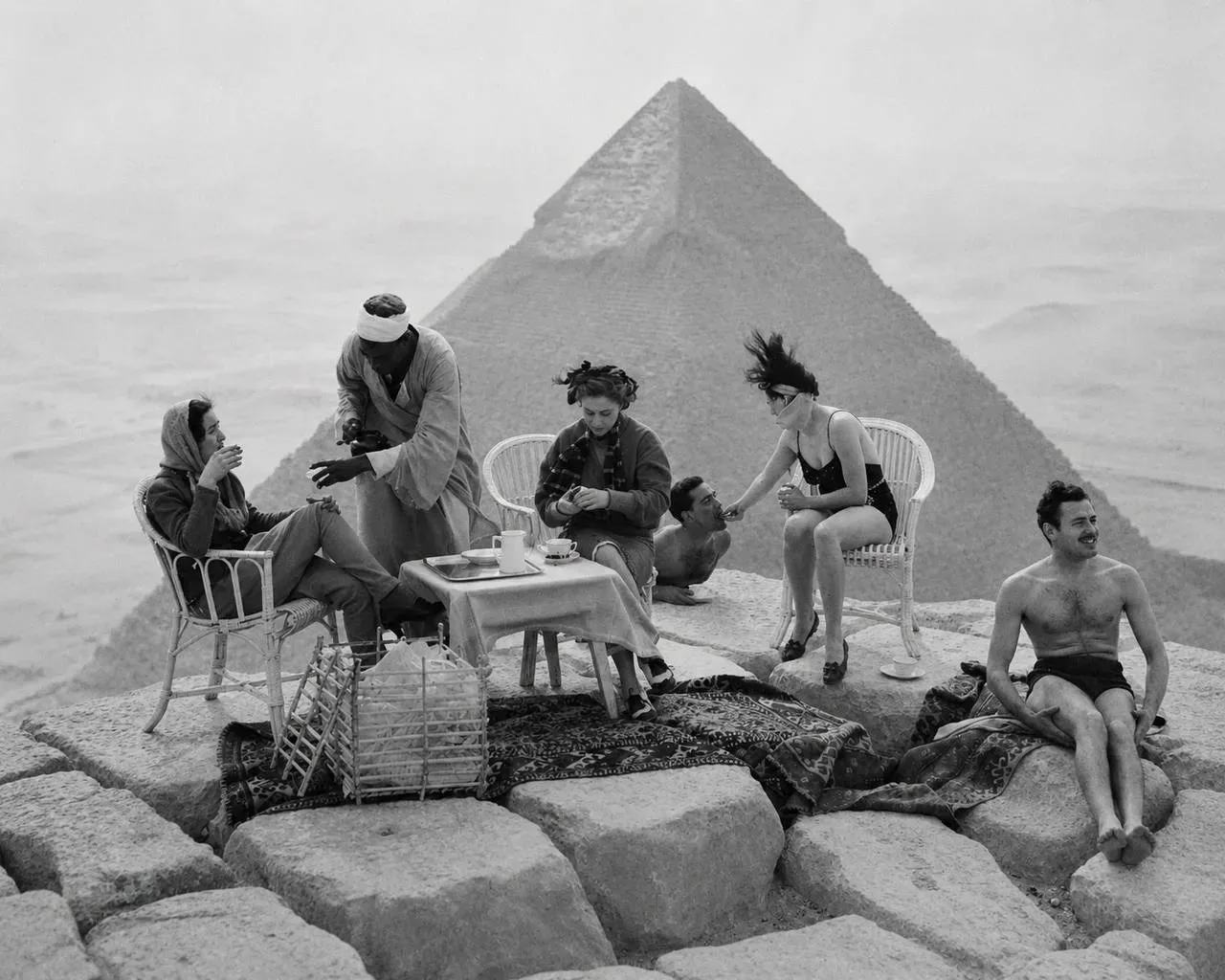 🏜️ А вы знали, что когда‑то можно было подняться на вершину пирамиды Хеопса?