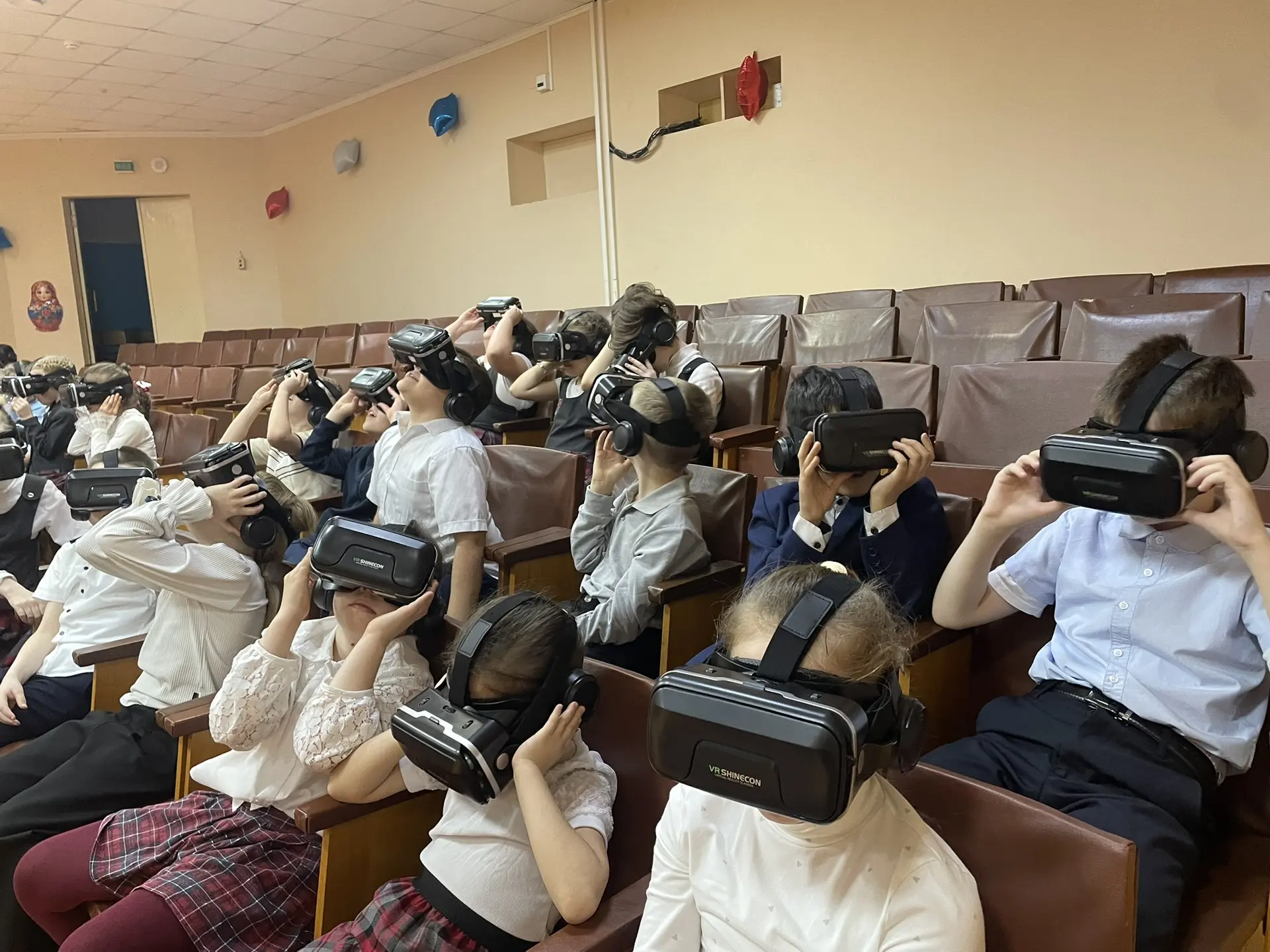 🚀 Путешествие к звёздам: как наши ученики побывали в космосе! 🌌  Более 300 учеников начальной школы 