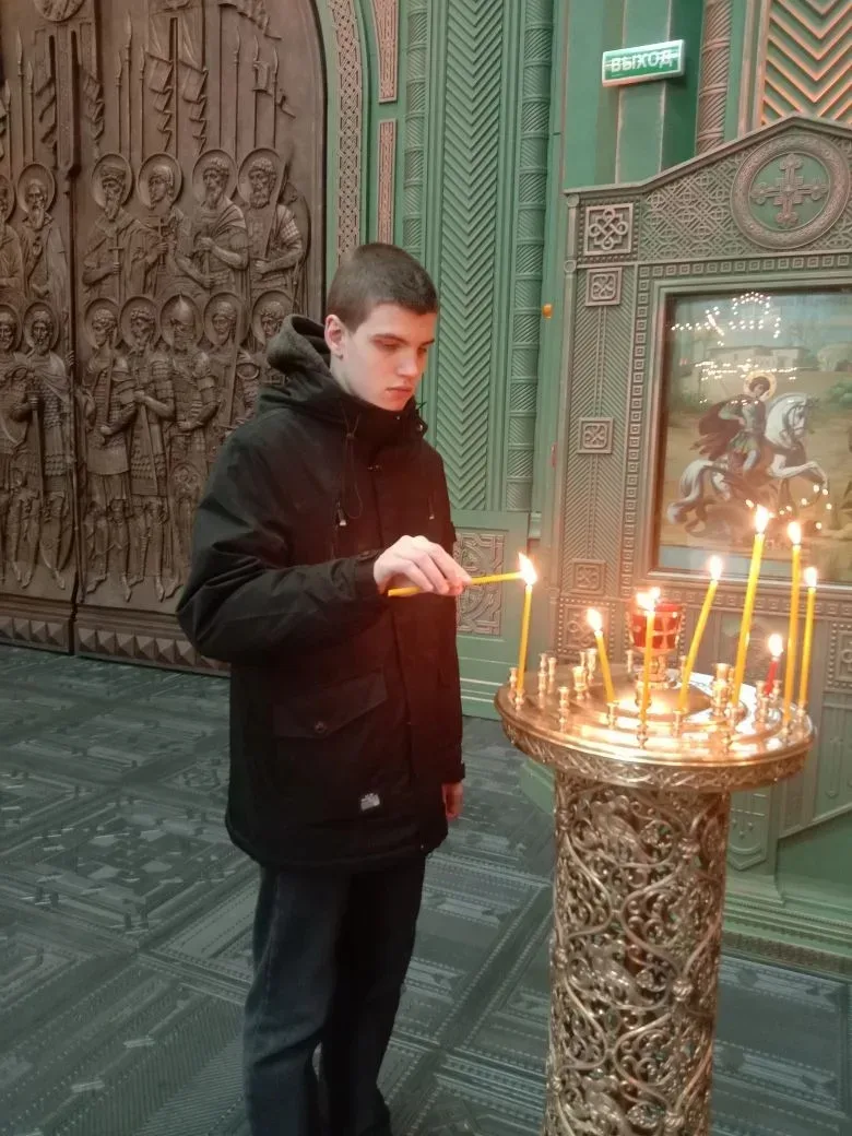 Ученики 9А класса собрали гуманитарную помощь а ученик Гутников Алексей со своей мамой- Еленой Фёдор