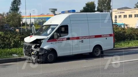 Скорая с тяжелым пациентом попала в ДТП на Бассейной улице