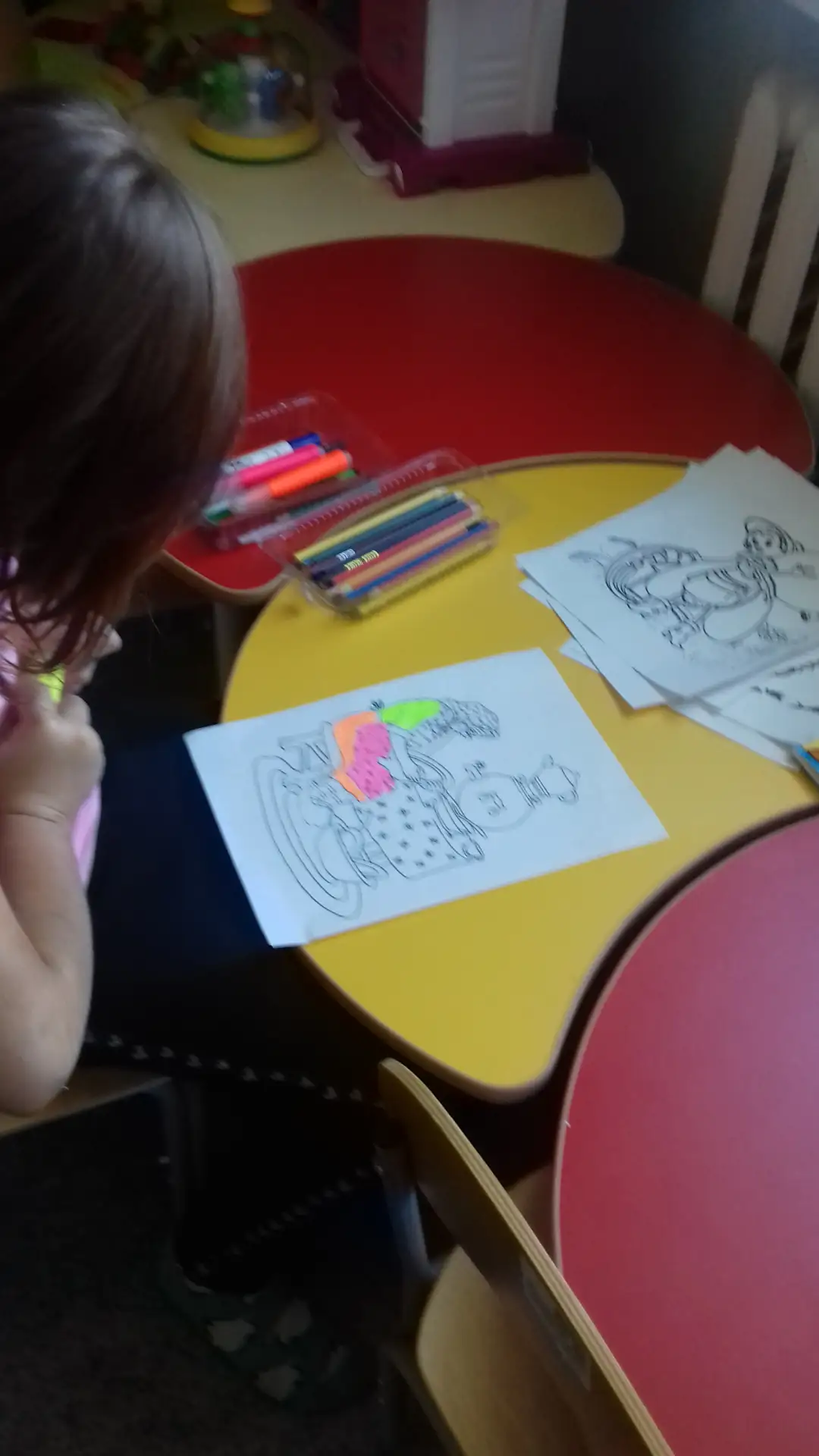 🎨 Кисточка в руках — и мир оживает! 🎨
В досуговой комнате мы даём волю фантазии. Рисование — лучши