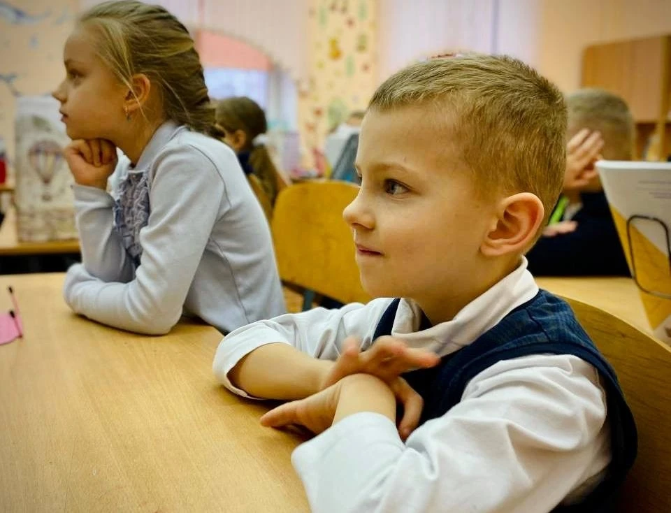 🇷🇺 Новая учебная неделя в нашей школе традиционно началась с церемонии поднятия Государственного фла
