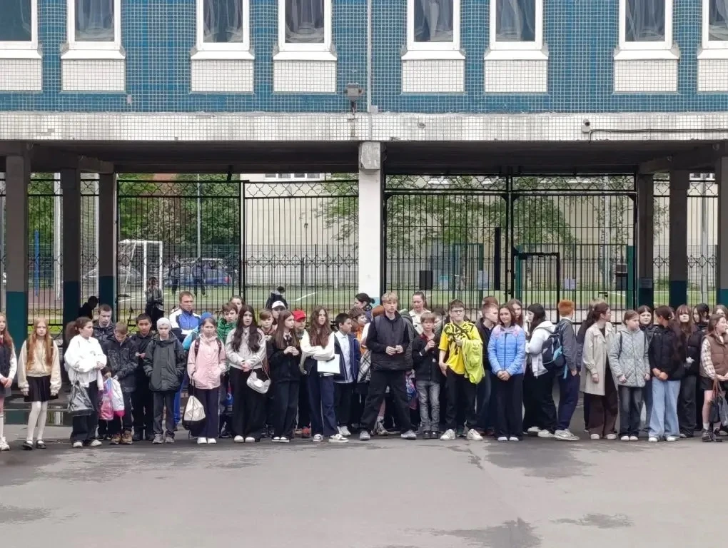 В корпусе нашей школы на Школьной сегодня состоялась торжественная линейка, приуроченная к окончанию
