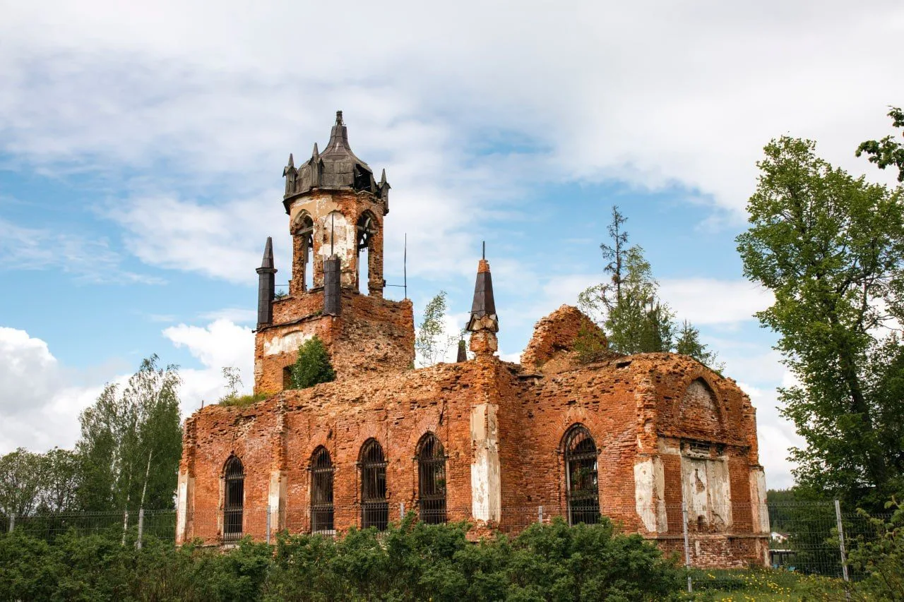 🏛 Церковь Троицы Живоначальной в Марьино
#ТосненскоеГородскоеПоселение

📌 Под полом храмового здан