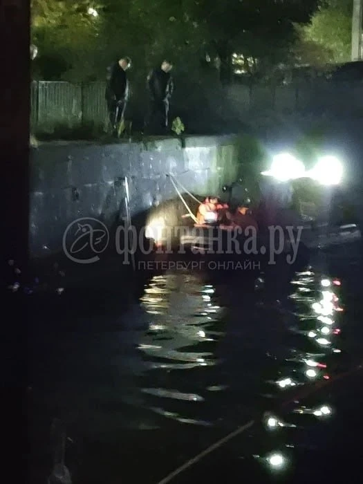 😨 Котик попал в ловушку на набережной Фонтанки. Вторые сутки его пытаются вытащить из ...