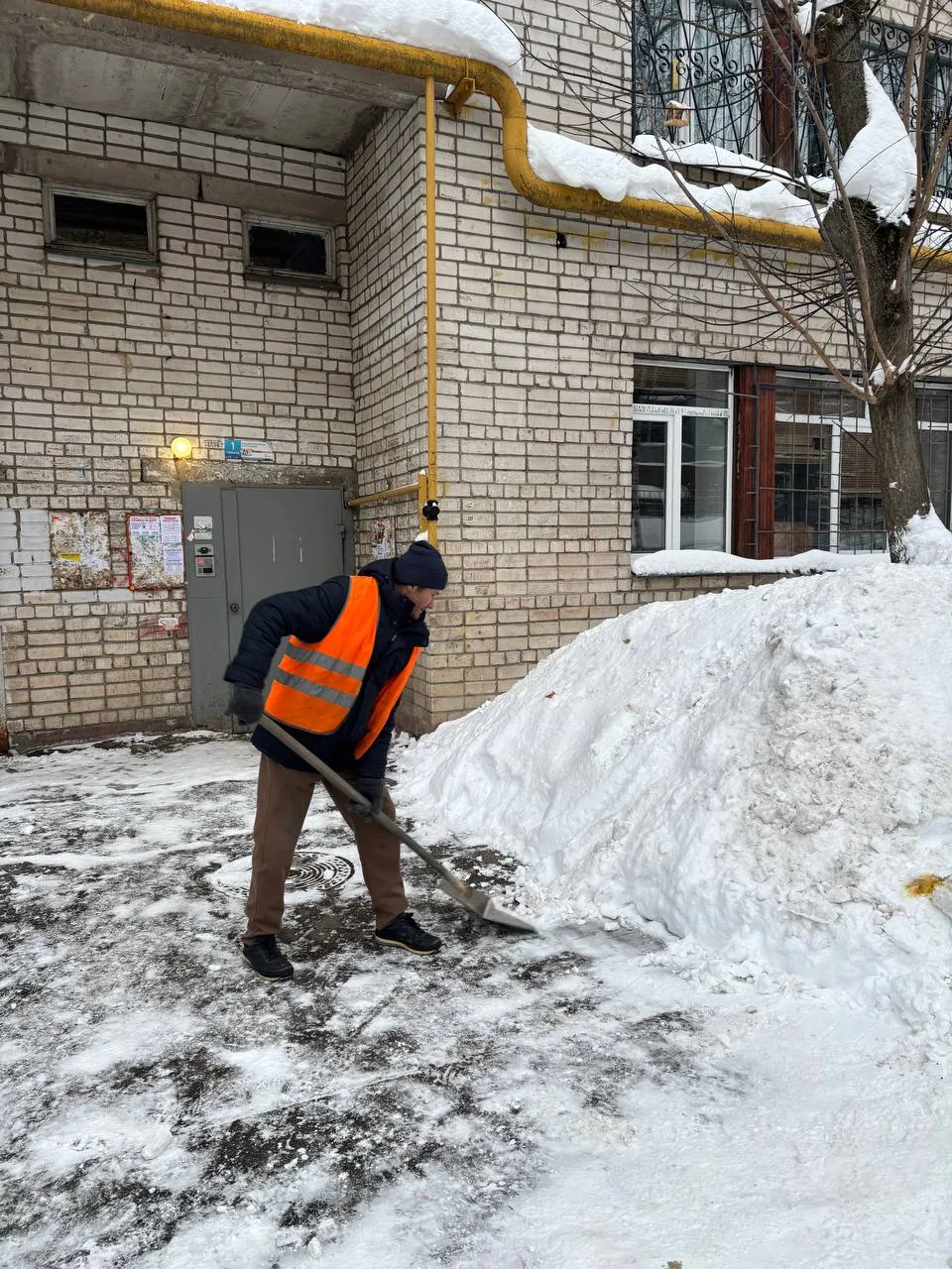 Несмотря на сложные погодные условия, работа продолжается в усиленном режиме. Дворники и спецтехника