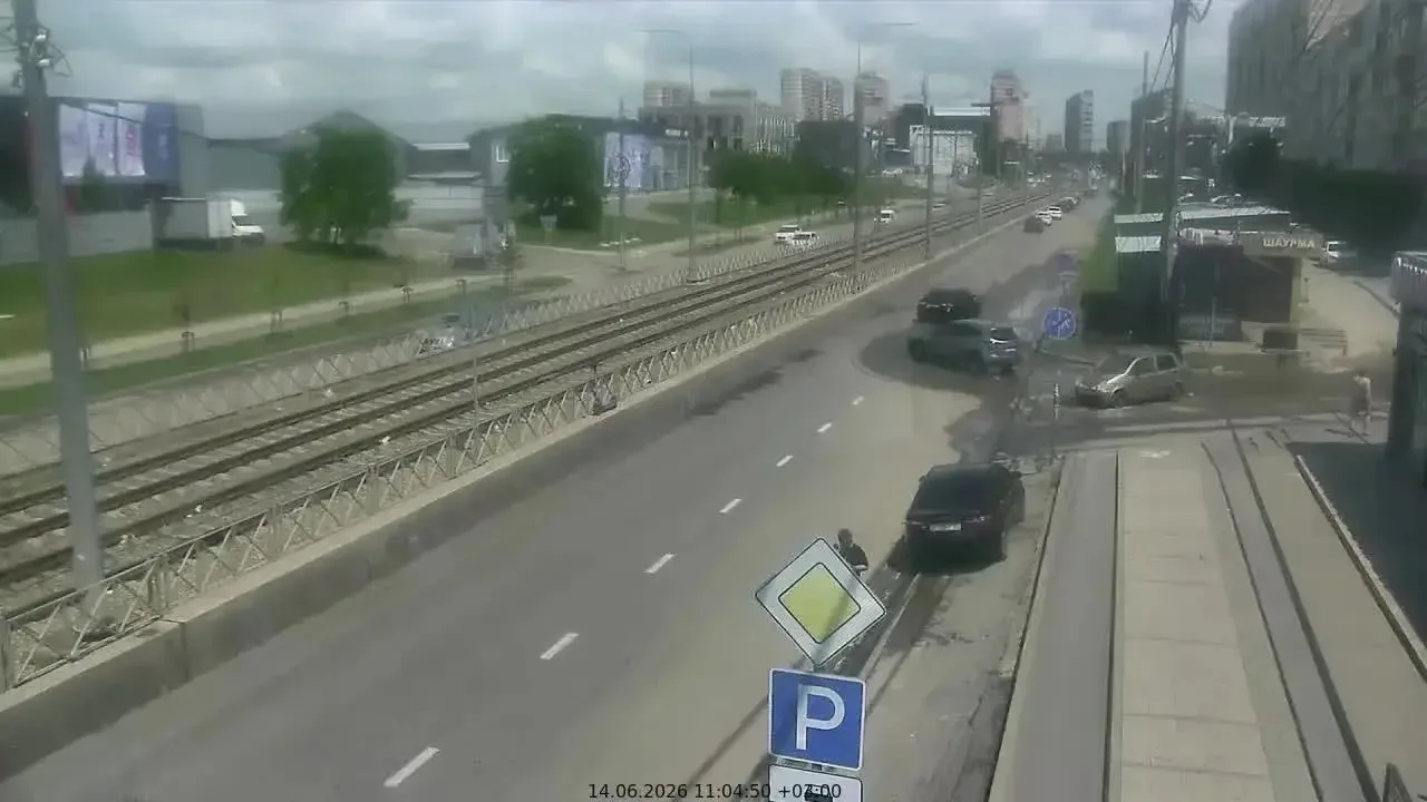 В Краснодаре откачали воду с улиц Московской и Домбайской
 
Коммунальные и оперативные службы кубанс