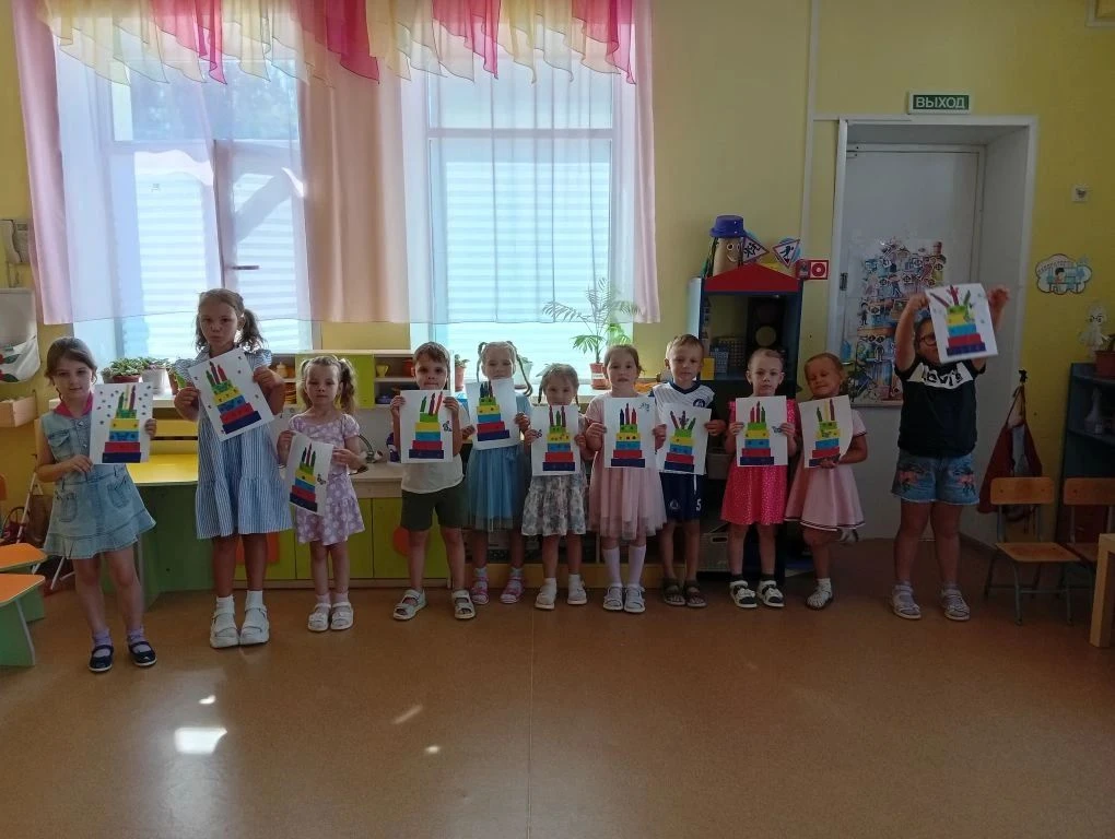 Сегодня весь мир отмечает Всемирный день торта, и ребята из группы 24 не остались в стороне! 
В нача