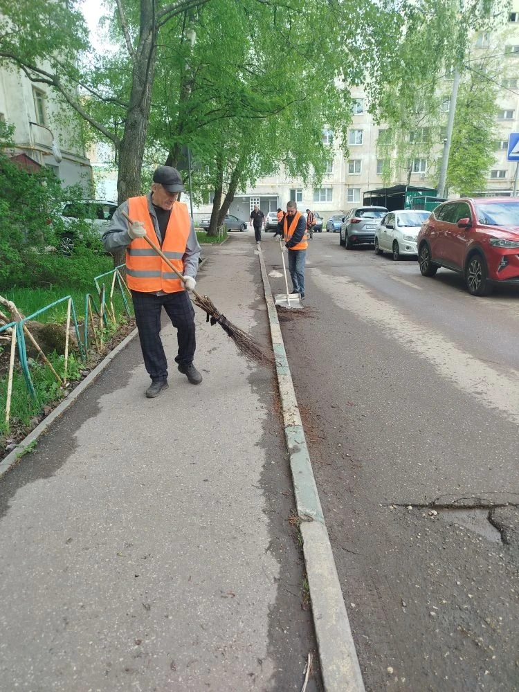 С самого утра наши дворники выходят на свои участки: проводят уборку, собирают мусор, приводят в пор