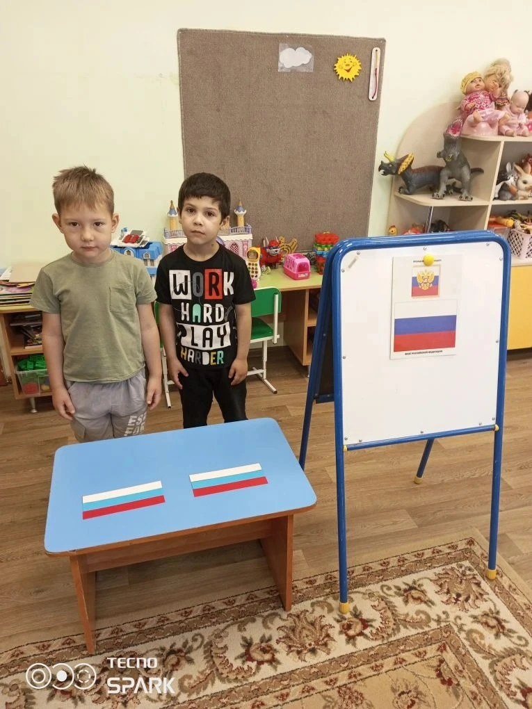 В средней группе проведено педагогическое мероприятие на тему "День России'.
Ребята познакомились с 