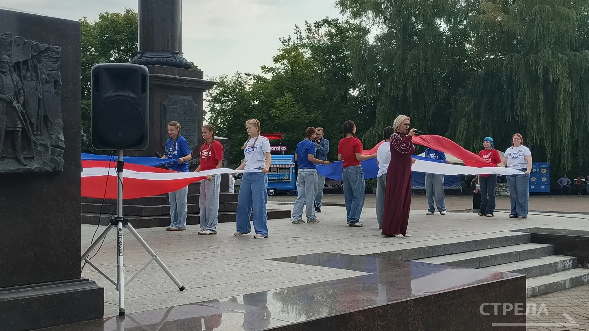 В Брянске на площади Воинской славы в День государственного флага России состоялась тор...