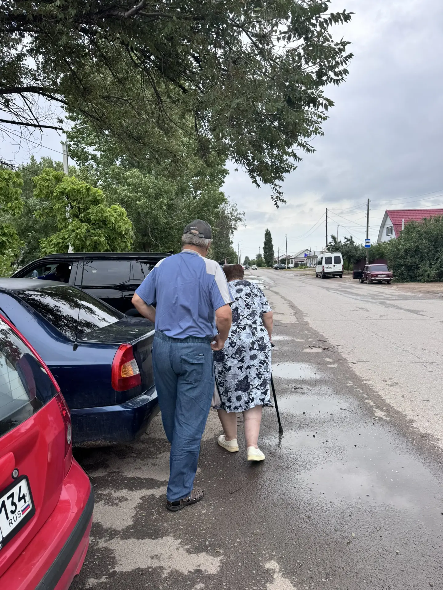 Доброе утро!🌸

Мы с утра пораньше приехали в Николаевск — дедушку привезли в больницу. То, что он с