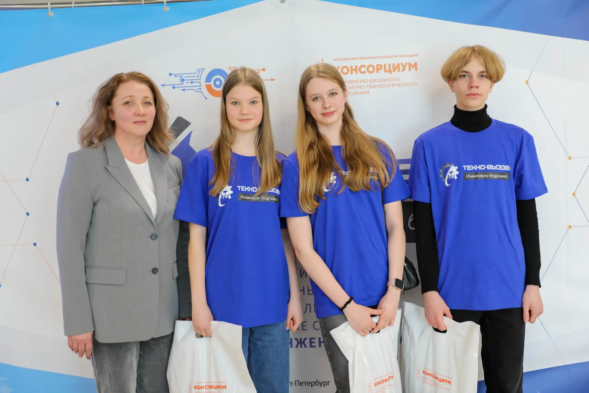 📌 Альбом с фотографиями  🏆 «Техно-вызов: инженеры будущего» — финал позади!  1 апреля в ИТШ №777 зав