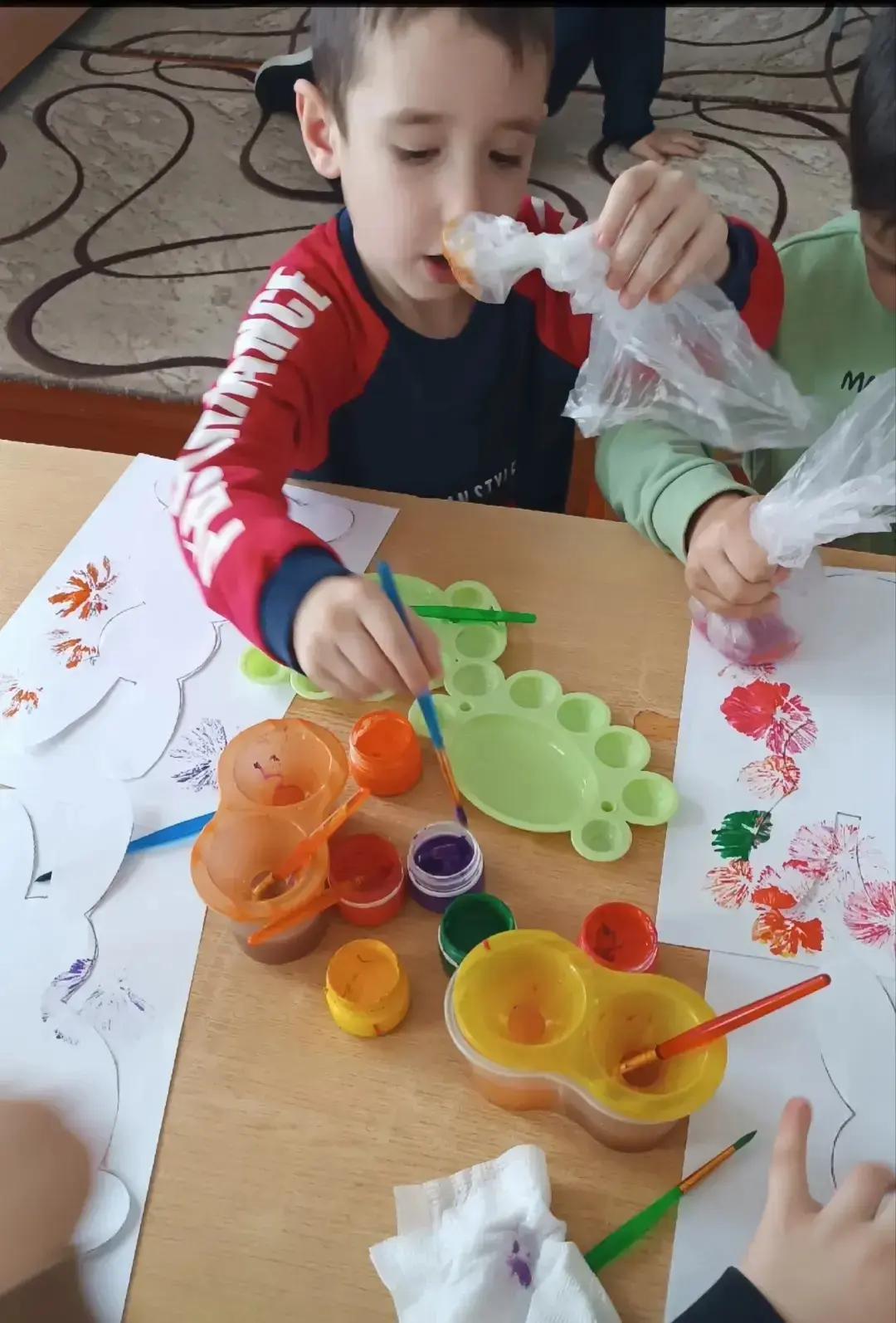 🌈В детском саду №4 состоялось увлекательное занятие по рисованию под названием «Силуэт...