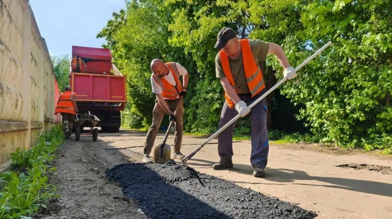 🚜 Одинцовские дорожники обновят асфальт в посёлке ВНИИССОК за несколько дней   Строительная бригада 