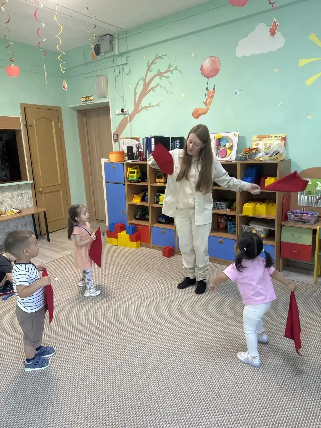 🎉 «Ложки стучат, платочки летят!» — весёлое приключение в «Малышариках»! 🎉