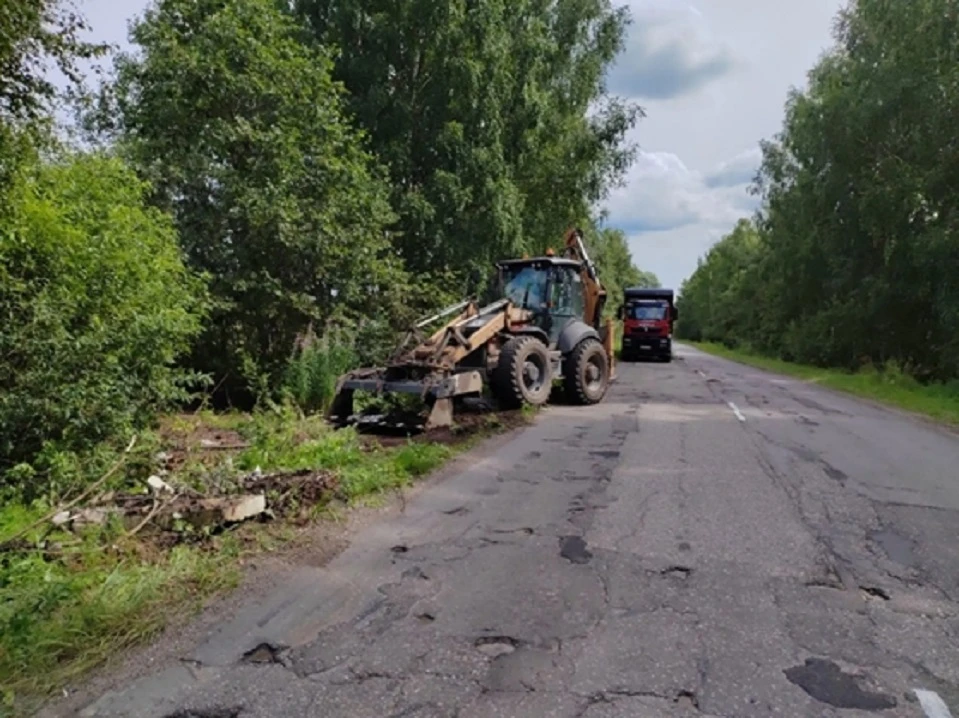 В Тверской области убрали свалку у дороги рядом с поселками.