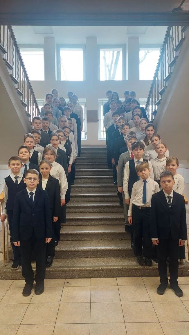 🇷🇺 Равнение на флаг!  🤍 Новую учебную неделю начинаем с традиционной церемонии выноса флага Российск