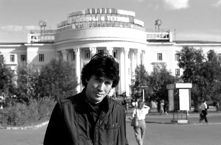 В конце 80-х годов болгарский артист Бисер Киров запечатлён на фотографии у здания ДК и...