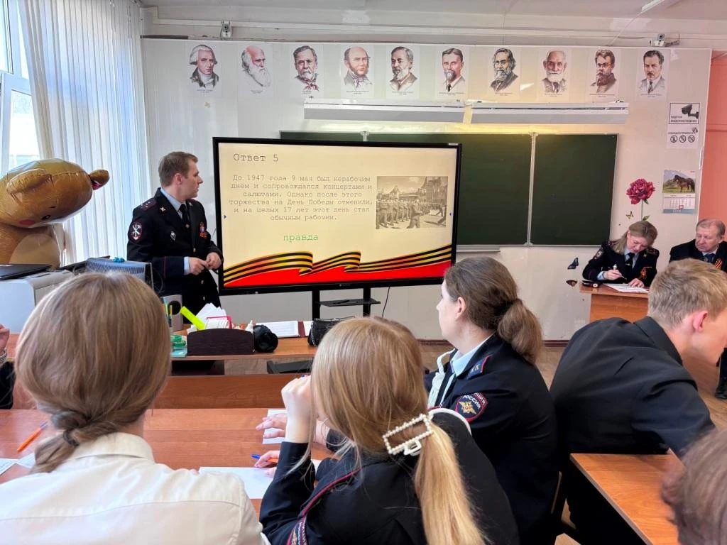 🧩В память о Великой Победе сотрудники МВД по Республике Мордовия провели квиз для кадетов саранской 