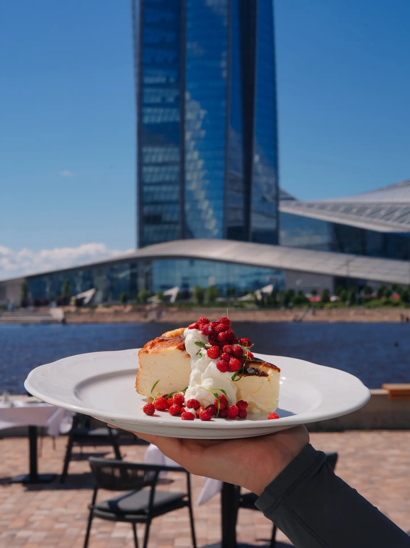 Земляничный сезон — вкусная подборка от гедониста 💓

🍓 в ресторане La Biga пробуем лимонный кекс с