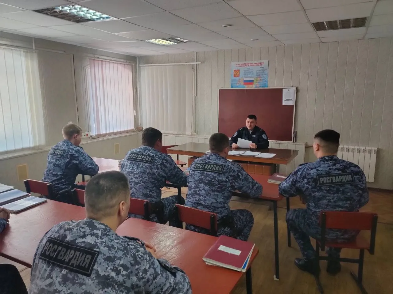 🚨Инспектор ГИБДД провёл профилактическую встречу с сотрудниками охраны  👮‍♂️Накануне старший инспект