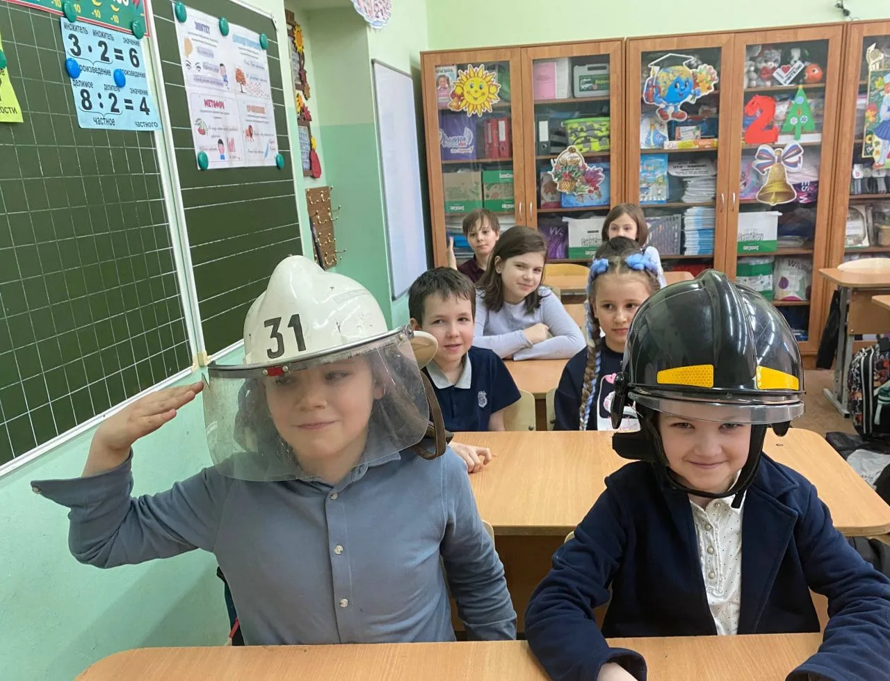 🤝 Безопасность в действии: открытые уроки для младших классов  👀 Перед каникулами в школьном здании 