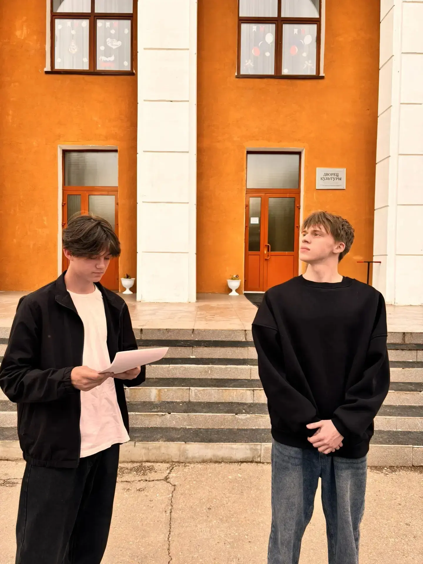 В честь Дня России студенты ДОА21ЭПС и ДОА22ЭПС — Безрученко Роман, Полевой Иван, Хмелев Данил и Куз