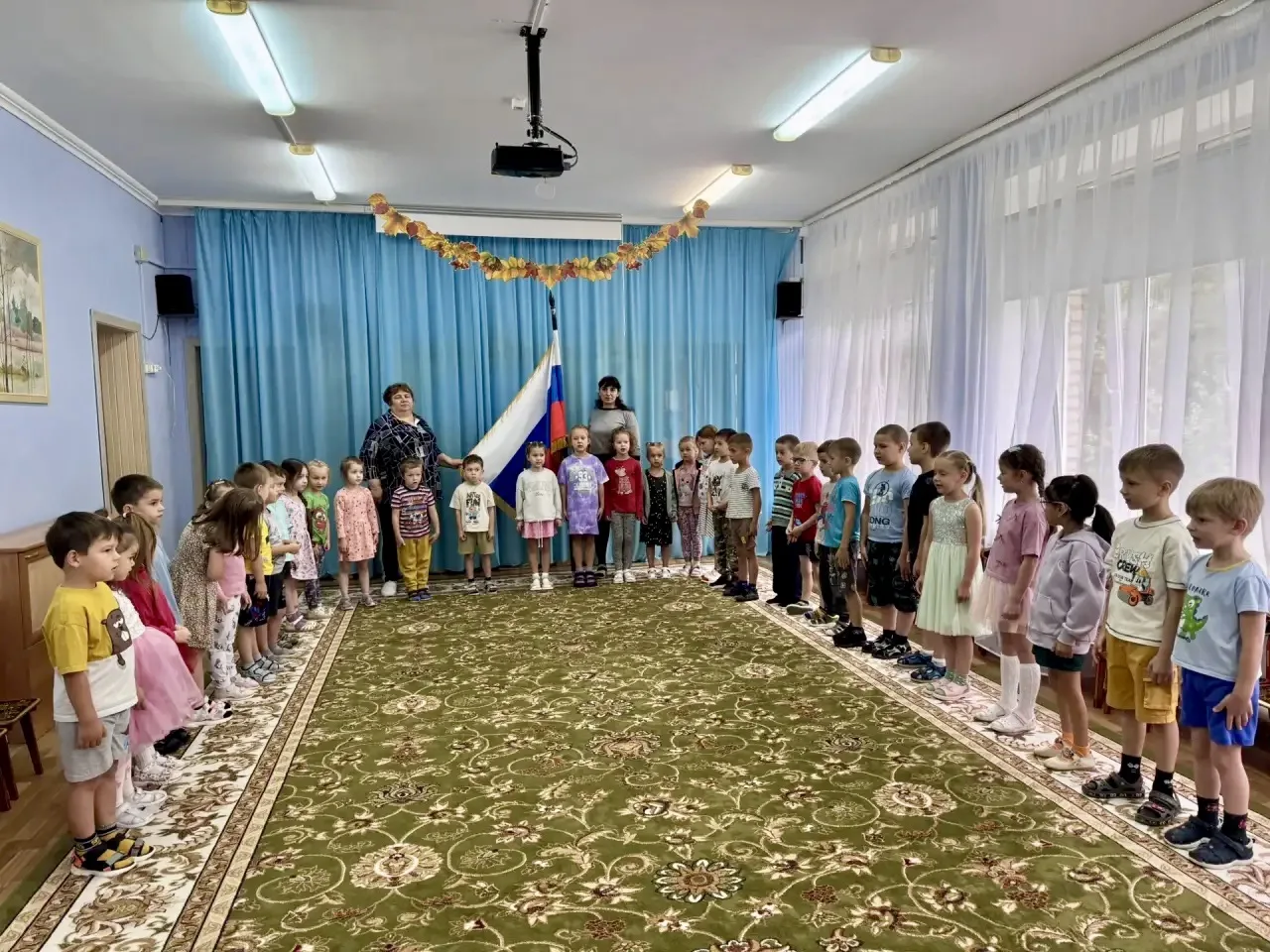 Сегодня утро понедельника нового учебного года в дошкольном отделении 22 началось с исп...