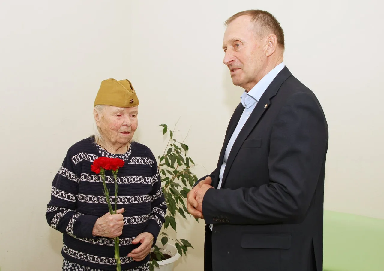 Металлурги поздравили тружеников тыла🕊  В совете ветеранов Надеждинского металлургического завода со