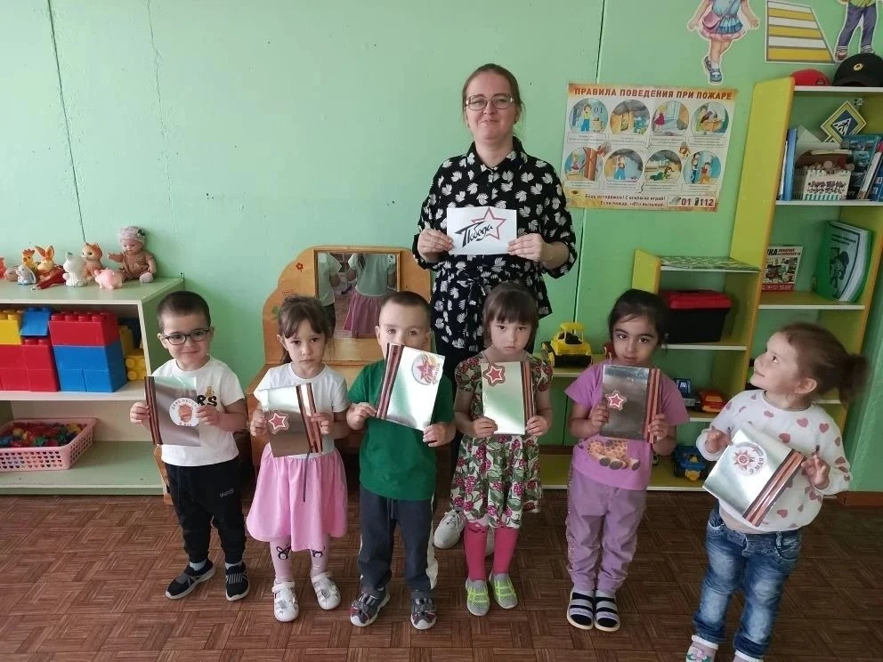 Аппликация во второй младшей группе на тему : «Открытка к 9 маю»️️

9 мая наша страна будет отмечать