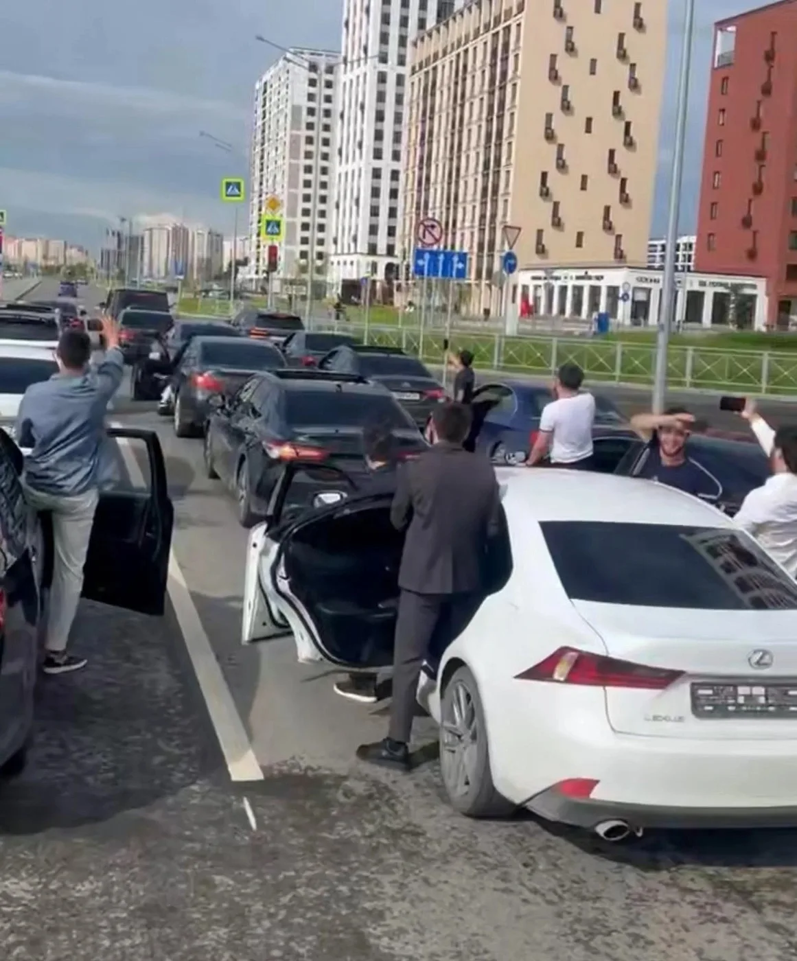 Ах, эта свадьба… устроила беспредел на дорогах Тюмени

Десятки автомобилей без госномеров дрифтили, 