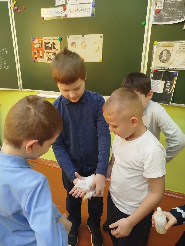 🚑Полезное занятие.

🚨Как не растеряться в экстренной ситуации и вовремя прийти на помощь? Ответ на
