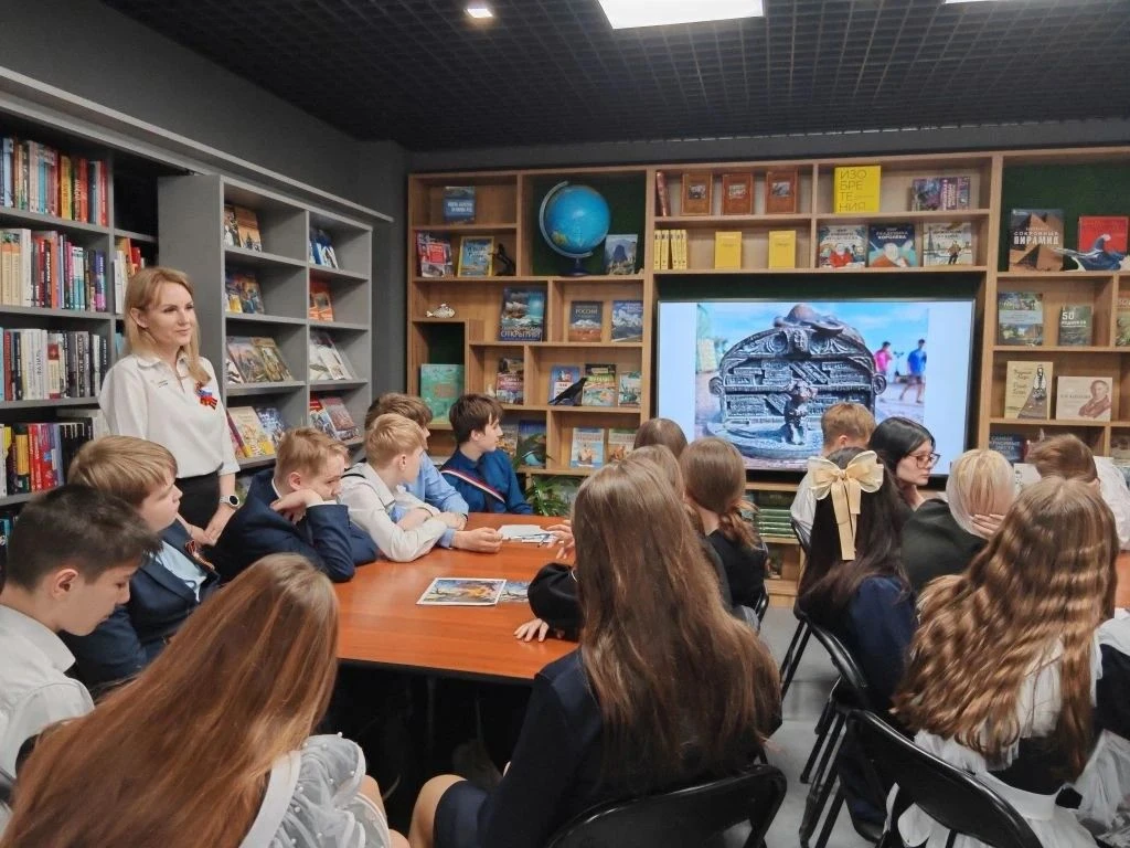 📚✨ Литературный квиз по Пушкинской карте  Ученики 8А, 8Б, 8В, 9А и 9В классов вместе с советником по