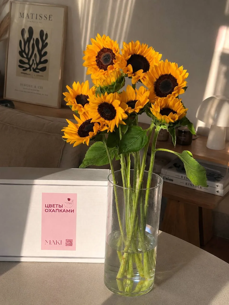 Охапка солнечных подсолнухов 🌻

Буквально меняют настроение комнаты. 
Благодаря крупным ярким цвета