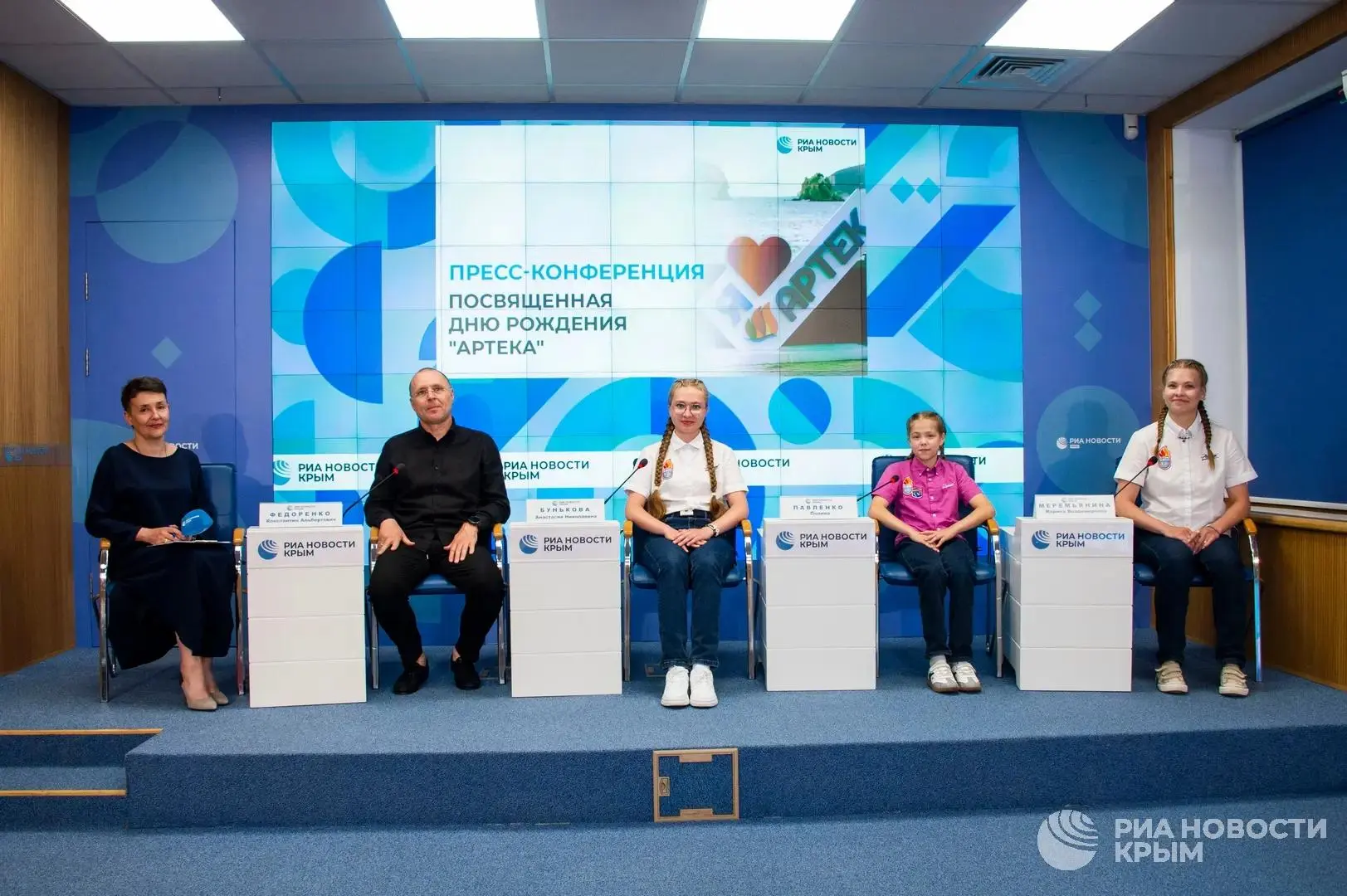 👫 43 тысячи детей отдохнули в "Артеке" в прошлом году.

Это рекорд за 100 лет существования междуна