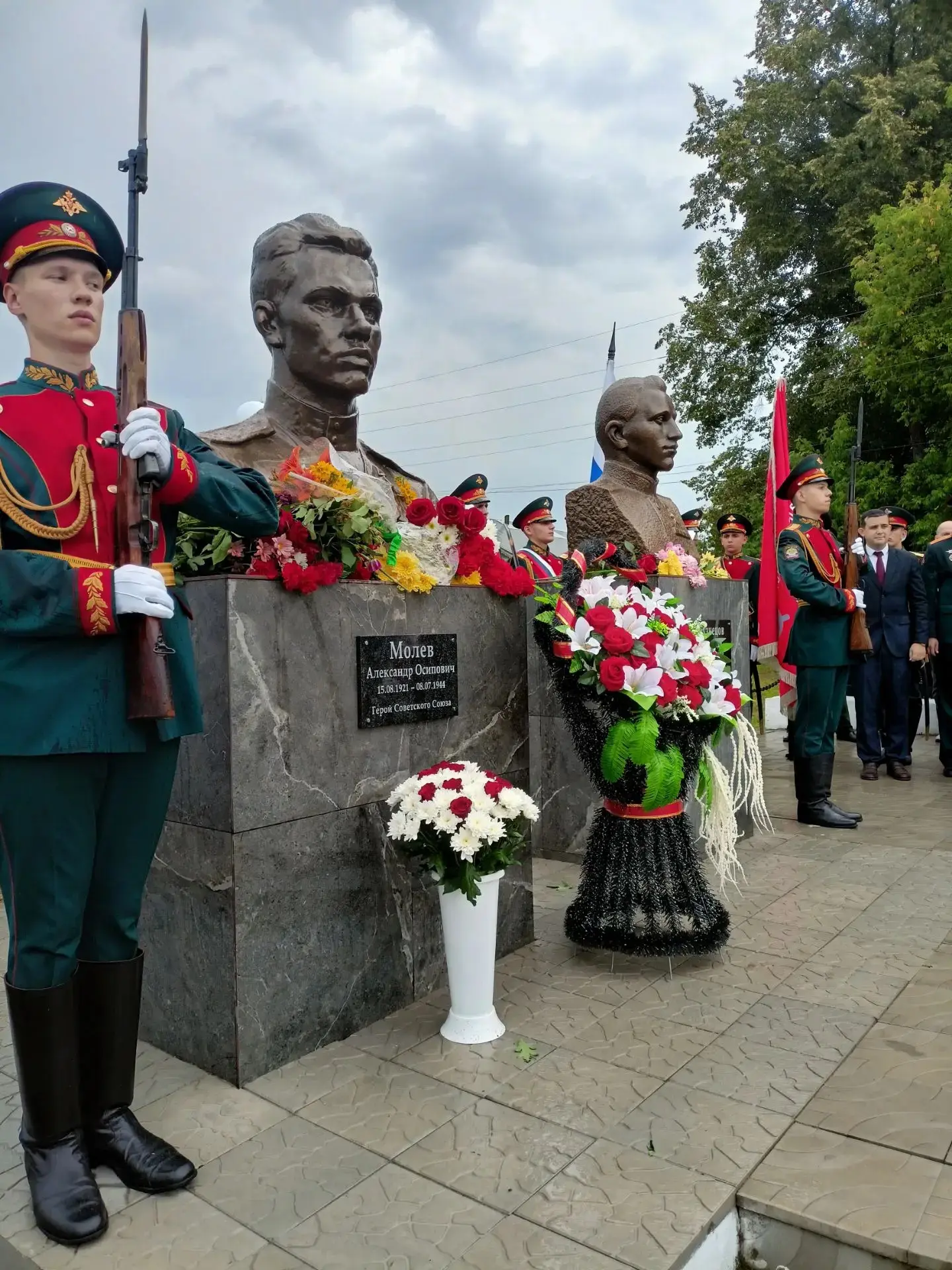 🇷🇺 Мы — наследники Победы: как наши ребята выступили на открытии памятника Герою в Фоминках

Друзь