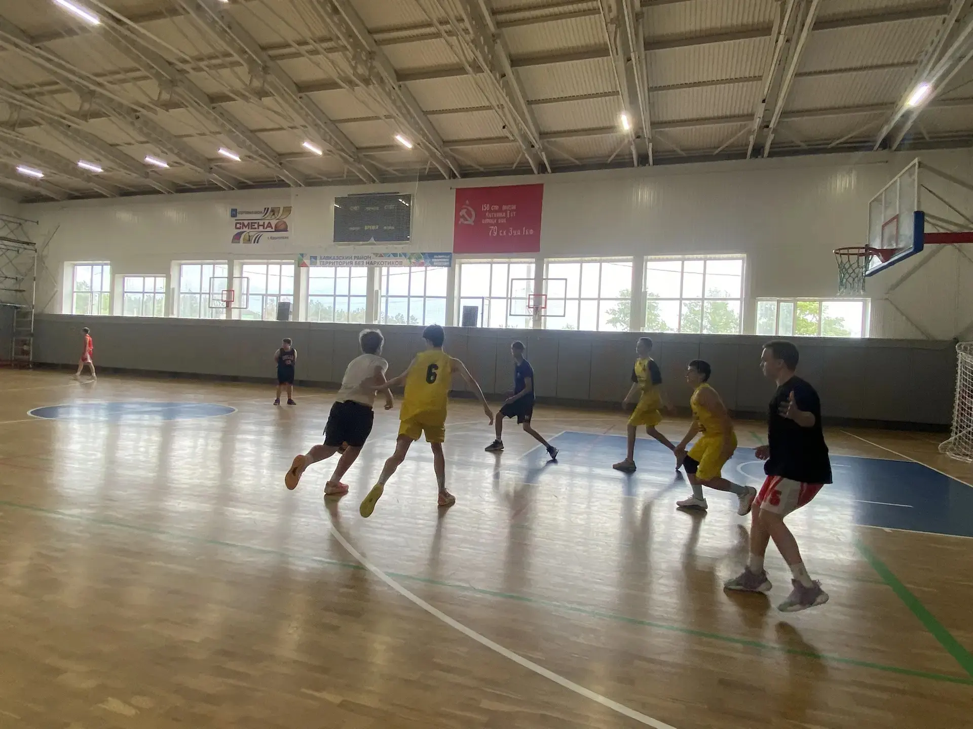В спортивном комплексе ,,Смена,, прошли соревнования по уличному баскетболу,,на Кубок г...
