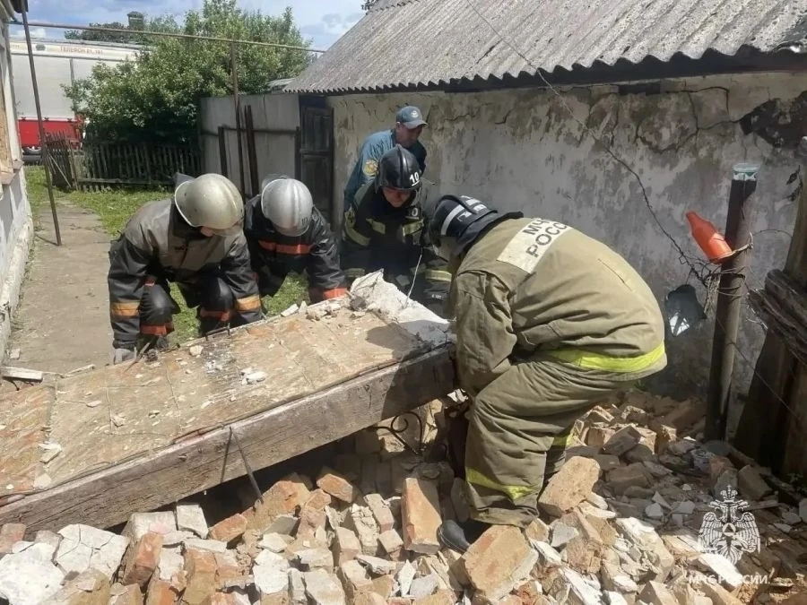 ❗️В Мценске спасатели вытащили мужчину из-под обвалившейся стены