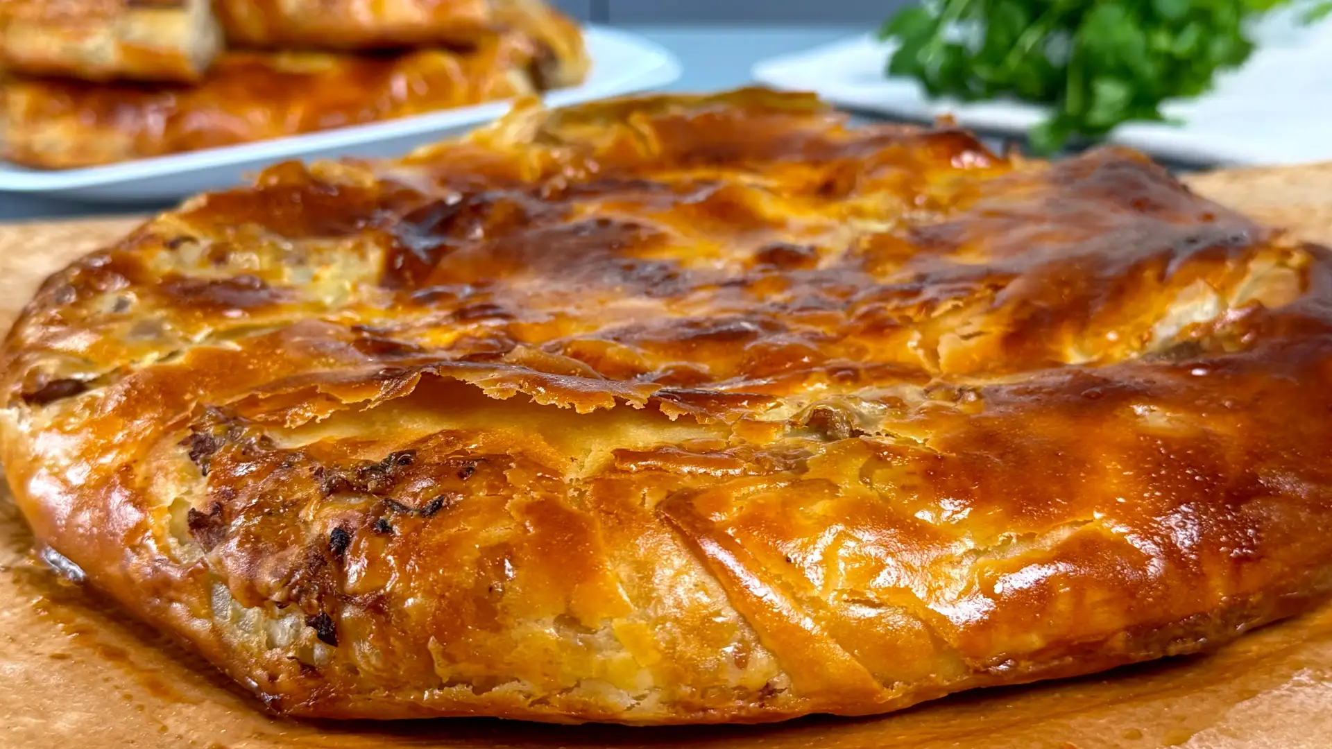 Тончайшие слои, хрустящее тесто сверху, внутри нежное, вкусная начинка - это как одна большая вкусна