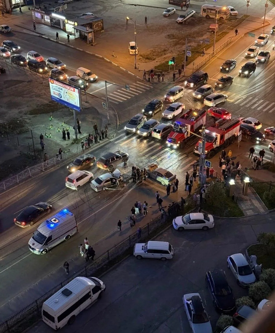 🚗 После ДТП на Лазурной загорелась машина