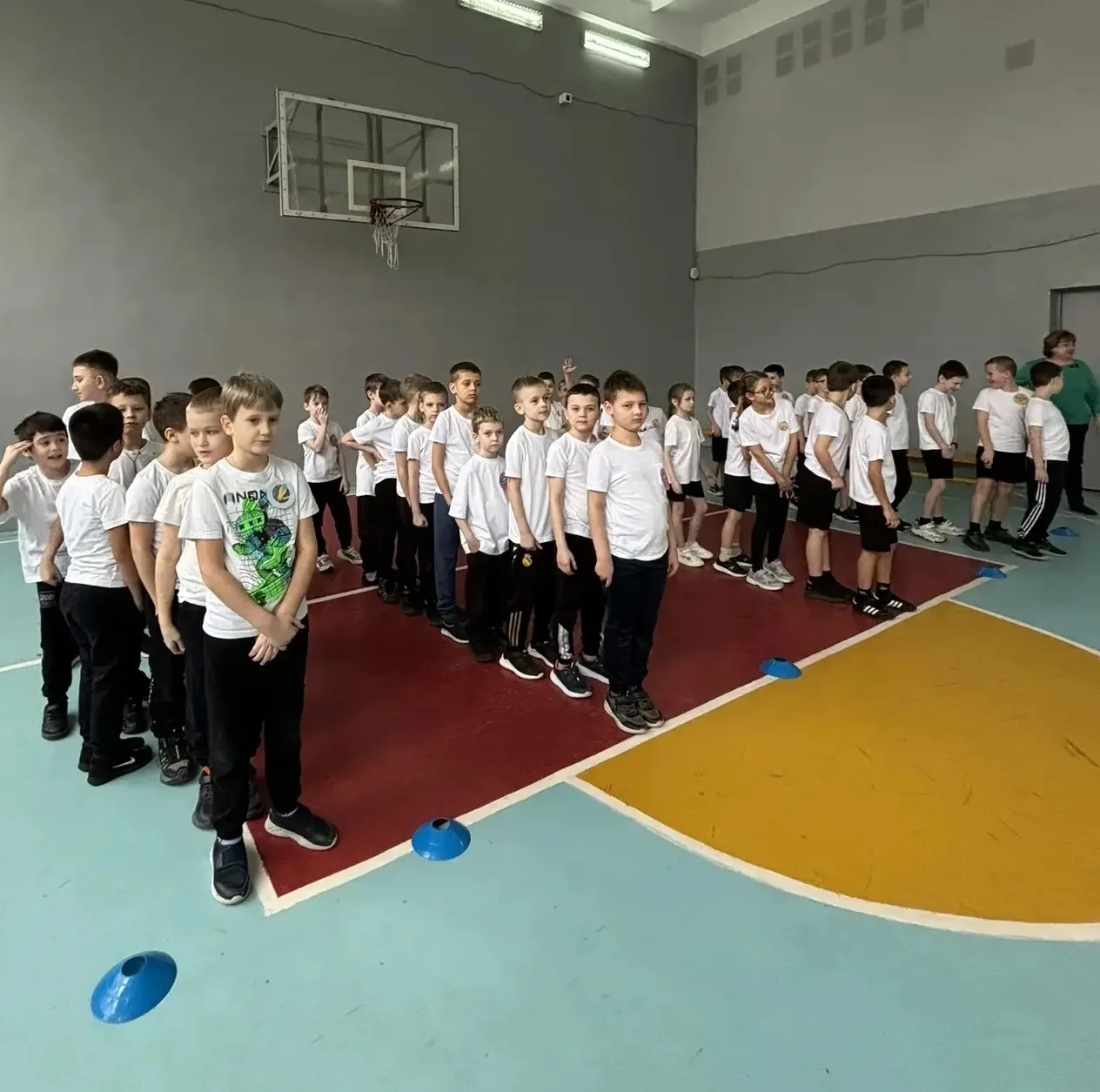 Спортивная эстафета среди учеников 2-4 классов🏆  Среди обучающихся начальной школы прошли спортивные