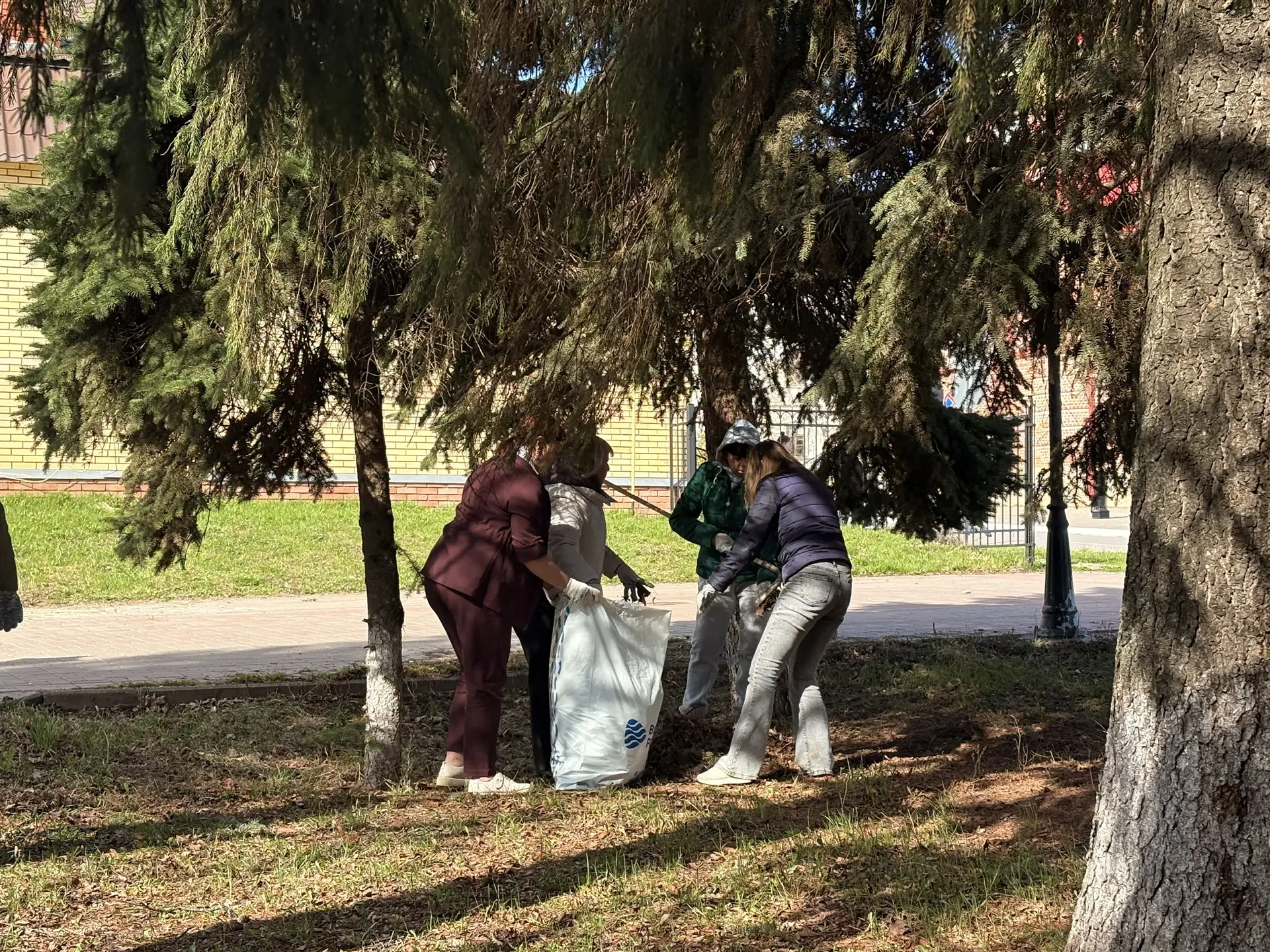 Весна — время наведения чистоты 🌿  На субботник вышли сотрудники Совета и Исполнительного комитета Л