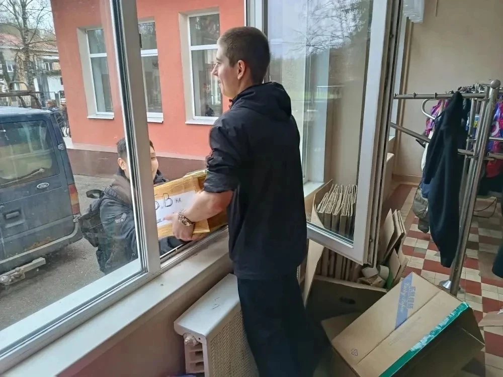 «Своих не бросаем»: школьники собрали 40 коробок с гуманитарной помощью для наших воинов СВО       В