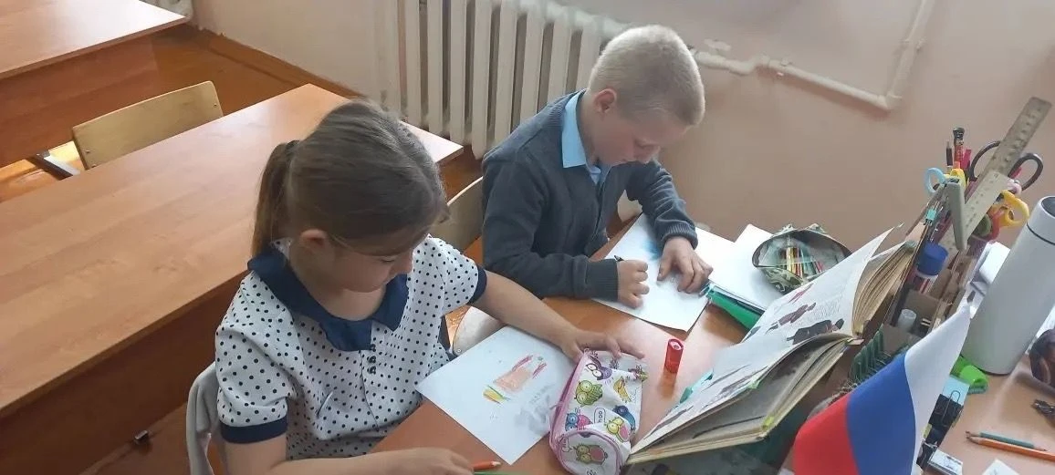 Тематическая выставка, конкурс рисунков в начальных классах "Мужская и женская казачья ...